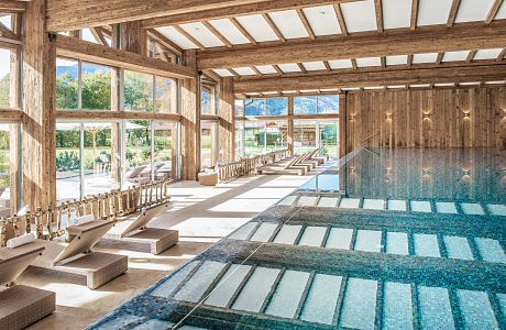 A wonderfully designed wellness area - in Alpine chic with plenty of original wood. At 17m in length, the Infinity Pool is long enough to practice a few performance-oriented laps in the golf resort Das Achental.