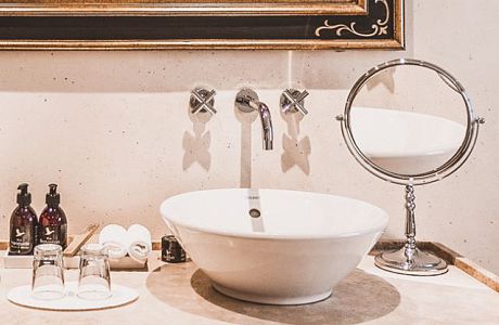 JR Suite Hof Badezimmer mit zwei Waschbecken, Dusche und Badewanne - hier ist Platz für zwei.