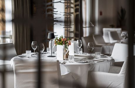 Zu sehen ist ein eingedeckter Tisch im Restaurant Weißer Hirsch.